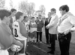 Lobo Carrasco y Marcos Alonso charlan con los chavales del Coreses. / MARIAM A. MONTESINOS