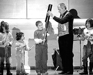 Dalvin con los niños en la actuación de magia de ayer. / A. TANARRO