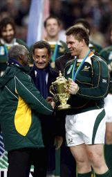 El presidente de Sudáfrica, Thabo Mbeki, y su homólogo fancés, Nicolas Sarkozy, felicitan al capitán de los 'springboks', John Smit, por la consecucion de la Copa del Mundo. / MIKAEL LIBERT-EFE