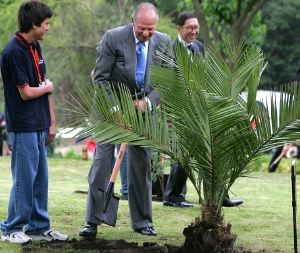El Rey planta una palmera en la inauguración del parque. / EFE