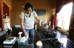 Una mujer inmigrante trabaja en las labores del hogar. / REUTERS