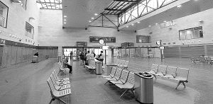 Vestíbulo de distribución del público de la nueva estación de Segovia. / A. DE TORRE