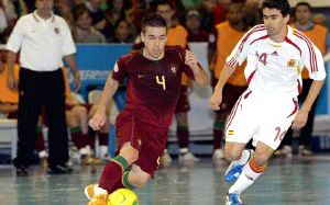 El portugués Costa avanza con el balón en presencia de Daniel. / EFE