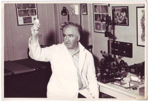 Wilhelm Reich, en su laboratorio. Arriba, la portada de una de sus obras . / EL NORTE