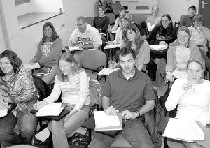 Estudiantes de Minnesota asisten a una clase en la sede de Horizonte Cultural. / ANTONIO DE TORRE