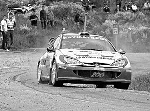 Un coche sale de una curva en una edición anterior. / EL NORTE