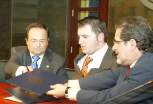 El rector Evaristo Abril junto a Francisco Sardón y Julio Herrero, de Aspaym. / EL NORTE