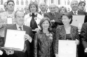Loreto Fernández (detrás, segunda por la izquierda) posa ayer con las ministras y otros premiados.