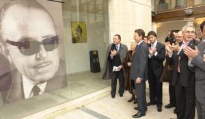 Juan José Prats (hijo), Emilia Luque (mujer), Matías Prats (hijo) y Matías 'Junior' (nieto), observan una fotografía de Matías Prats Cañete. / R. R.