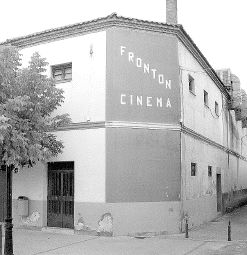Edificio del Frontón Cinema en la localidad de Nava de la Asunción. A la derecha, su actual propietaria, Angélica de Santos, en el patio de butacas. / F. DE LA CALLE