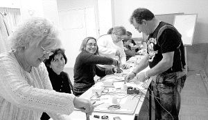 Alumnas del curso de electricidad, durante una clase práctica. / NURIA ESTALAYO