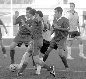 Los jugadores pelean por el control del balón durante un partido del fútbol provincial. / ROSA BLANCO