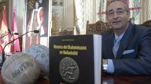 Marco Antonio Méndez posa ante su nuevo libro en el salón del Ayuntamiento. / EFE