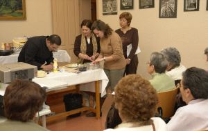 Las alumnas observan atentamente las explicaciones del chef Ángel Manzano. / R. R.