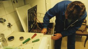 Un técnico inspecciona una cocina de gas natural en una vivienda. / POSTIGO