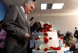 Nikolic parte un pastel para celebrar su victoria en la primera vuelta electoral. / SASA STANKOVIC-EFE