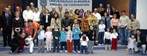 Premiados, deportistas y patrocinadores, junto a los niños que posaron en el almanque y sus familiares. / MIGUEL Á. SANTOS