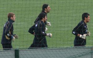 Fabrizio, Manu, porteros del filial, Aouate y Munúa entrenan ayer en Abegondo.  / EL NORTE