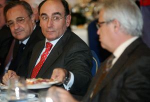 Sánchez Galán ofrece al ministro Joan Clos un canapé ante la mirada de Florentino Pérez. / F. SECO