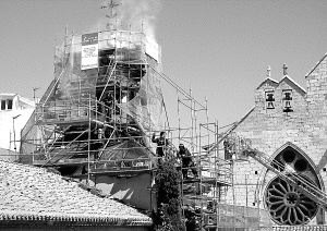 Incendio que se produjo en la ermita de La Soledad de Palencia en septiembre del 2006, mientras se ejecutaban las obras de reparación de los desperfectos ocasionados por un rayo. / J. RUIZ