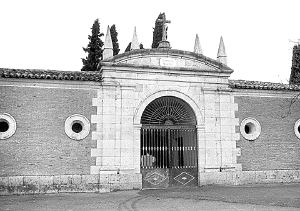 Fachada del cementerio municipal de Toro. / M. J. C.