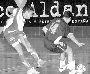 Un defensa del Horcona Pinseque frena el tiro de Bruno. / TICO LUCA