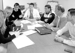 El concejal de deportes, Javier Arranz durante la reunión con Olano y otros coordinadores. / EL NORTE