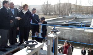 Ruiz, ayer, en la inauguración de la depuradora de Almazán. / EFE