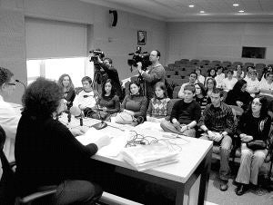 Los alumnos asisten a la presentación del curso en el salón de actos del Clínico. / LUIS CALLEJA