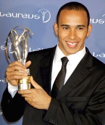 Lewis Hamilton posa con su trofeo a la revelación del año. / EFE