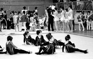 Los distintos grupos de gimnastas se preparan para realizar sus respectivos ejercicios. / TICO LUCA