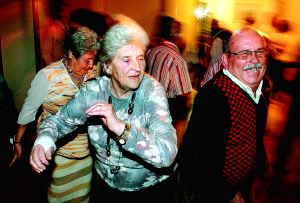 Todo humor y energía a sus 79 años, la viguesa Trudel Waisele reina en la pista del hotel Fleming. / IGNACIO PÉREZ