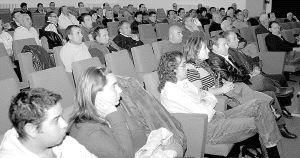 Asistentes a la primeras jornadas divulgativas escuchan una de las ponencias en el paraninfo del Colegio Universitario. / TICO LUCA
