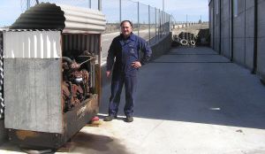Juan Luis Vicente, propietario de un taller en el polígono de Vitigudino, junto a un generador. / EFE