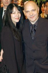 Minghella con su esposa, en la Berlinale del 2004. / J. KALAENE-EFE