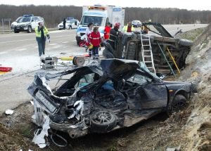 Estado en el quedó el coche accidentado. / JULIÁN GARCÍA