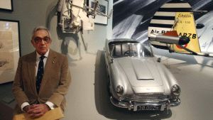 Sir Ken Adams, escenógrafo de las primeras películas del espía, junto al coche del agente 007. / MATT DUNHAM-AP