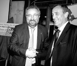 Javier García Anaya (derecha) saluda a Roberto de la Fuente. / M. R.