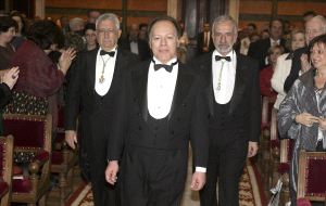 Javier Marías, escoltado por Pedro García Barreno (izquierda) y Salvador Gutiérrez. / V. LERENA-EFE