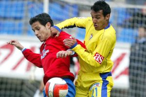 El defensa del Cádiz lucha con un delantero del Numancia. / EL NORTE