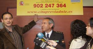 El subdelegado del Gobierno, Cecilio Vadillo, muestra el nuevo número de teléfono para el DNI. / H. S.