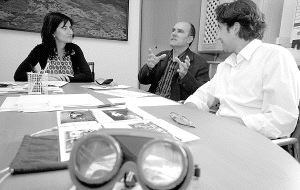 María José Martínez Velarte escucha a Miguel Rosino. / MARIAN A MONTESINOS