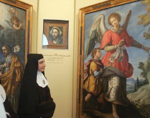 'Ángel custodio', de Pompeo Caccini, expuesto en el Monasterio de las Descalzas Reales de Valladolid. / HENAR SASTRE