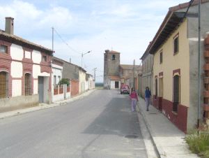 Una de las calles del pequeño municipio de Llano de Olmedo. / J. L. V.