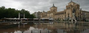 Agua tintada de rojo en la Plaza de Zorrilla. / RAMÓN GÓMEZ