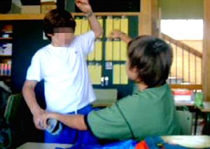 Los niños agresivos en casa lo suelen ser también en el colegio. / EFE