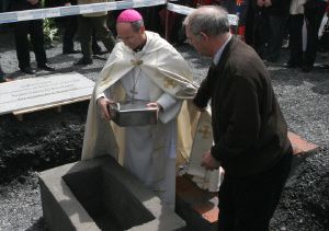 El obispo de Astorga y el párroco de la basílica de la Encina colocan el cofre en la primera piedra de la futura iglesia. / V. F.
