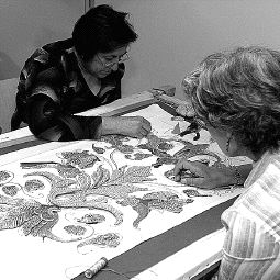 Dos artesanas rellenan un dibujo durante el curso . / L. C.