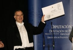 Jesús Escudero, con el accésit de Composición Coral de la Diputación./ MERCHE DE LA FUENTE