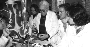 El profesor junto a sus alumnos durante una clase de Anatomía en la Facultad de Medicina.  / HENAR SASTRE